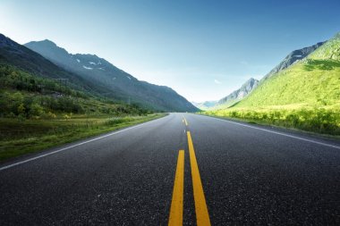 Norveç 'teki Lofoten adalarında yaz yolu.