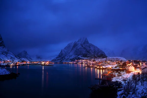 レーヌの村、ノルウェーのロフォーテン諸島の夕焼け — ストック写真