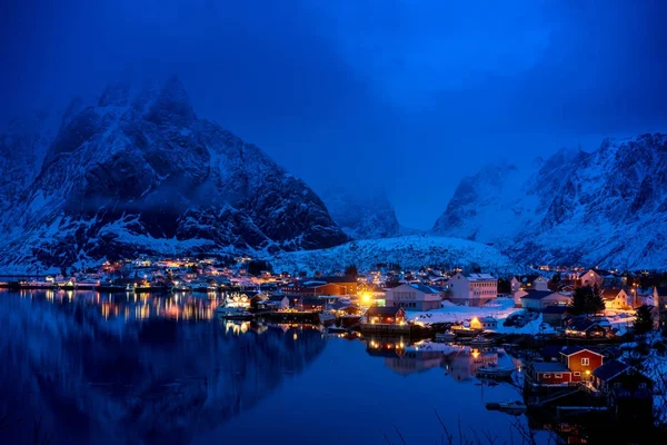 Ηλιοβασίλεμα ώρα Reine χωριό, Νησιά Lofoten της Νορβηγίας — Φωτογραφία Αρχείου