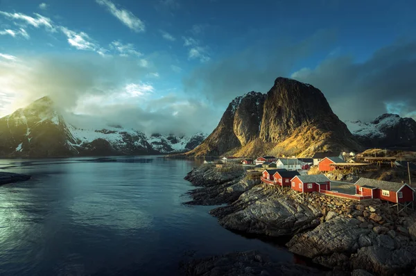 Kalastusmaja kevään auringonlaskun aikaan - Reine, Lofoten Islands, Norja — kuvapankkivalokuva