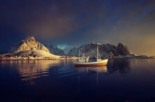 Balıkçı teknesi ve Reine Köyü, Lofoten Adaları, Norveç — Stok fotoğraf