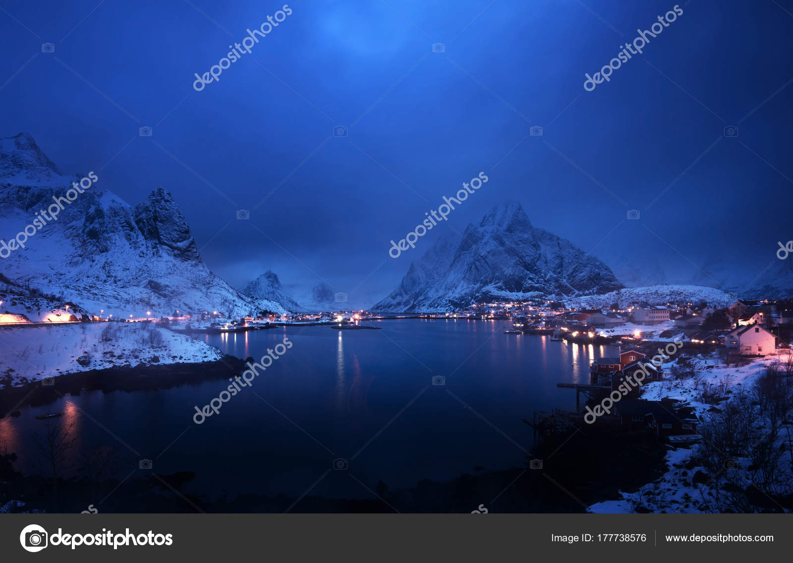 レーヌの村 ノルウェーのロフォーテン諸島の夕焼け ストック写真 C Iakov レーヌの村 ノルウェーのロフォーテン諸島の夕焼け ストック写真 C Iakov