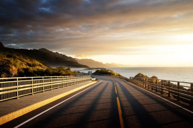 Gün doğumunda deniz kenarındaki yol, Lofoten Adası, Norveç