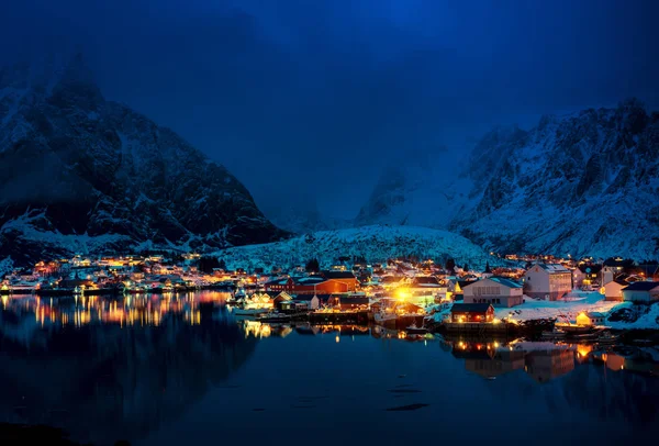 Ηλιοβασίλεμα στο Reine χωριό, νησιά Lofoten της Νορβηγίας — Φωτογραφία Αρχείου