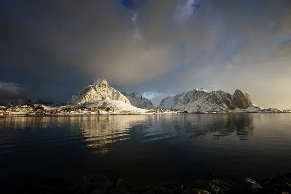 Neve em Reine Village, Lofoten Islands, Noruega — Fotografia de Stock