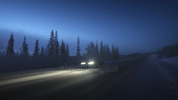 Luces Coche Bosque Invierno — Vídeos de Stock