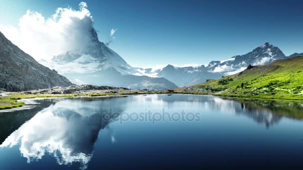 Αντανάκλαση Του Matterhorn Στη Λίμνη Riffelsee Ζερμάτ Ελβετία — Αρχείο Βίντεο