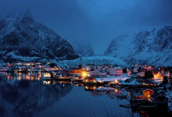 Zonsondergang tijd Reine Village, Lofoten eilanden, Noorwegen — Stockfoto