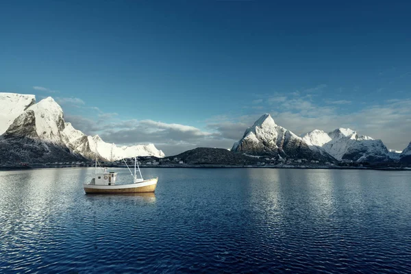 Bateau de pêche et Reine Village, Îles Lofoten, Norvège — Photo