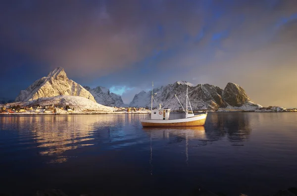 Рибний човен і село Рейн, Лофотенські острови, Норвегія — стокове фото