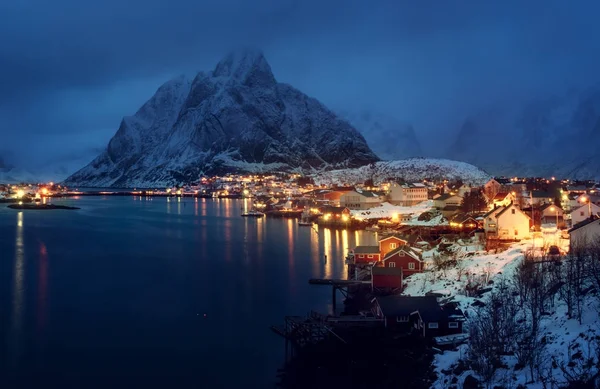 Atardecer en Reine Village, Islas Lofoten, Noruega — Foto de Stock