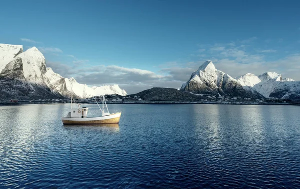 Balıkçı teknesi ve Reine Köyü, Lofoten Adaları, Norveç — Stok fotoğraf