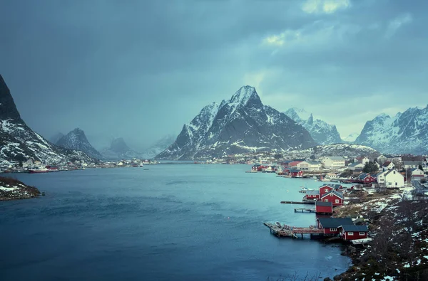 Neve nel villaggio di Reine, Isole Lofoten, Norvegia — Foto Stock