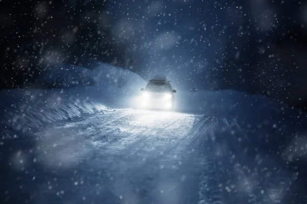 Luci auto nella foresta invernale — Foto Stock