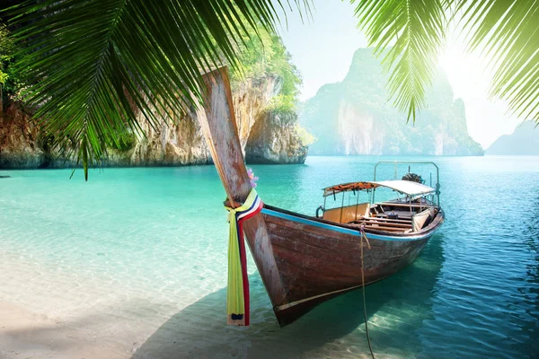 Langes Boot auf thailändischer Insel — Stockfoto