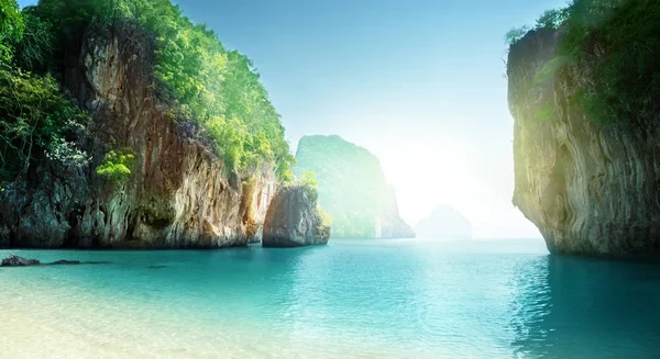 Praia de pequena ilha, província de Krabi, Tailândia — Fotografia de Stock