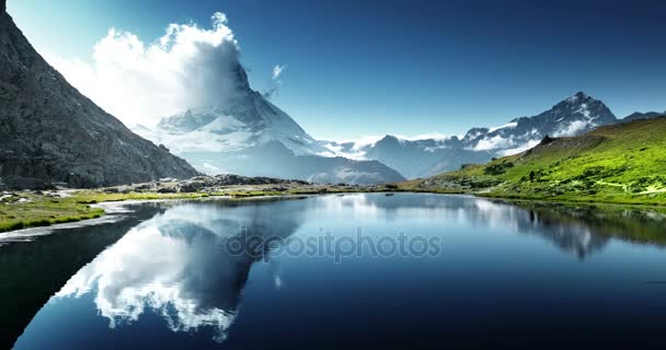 Αντανάκλαση Του Matterhorn Στη Λίμνη Riffelsee Ζερμάτ Ελβετία — Αρχείο Βίντεο