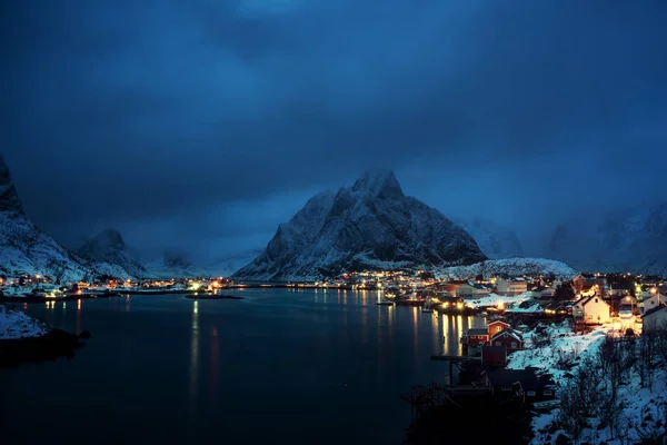 Закат в деревне Рейне, Лофотенские острова, Норвегия — стоковое фото