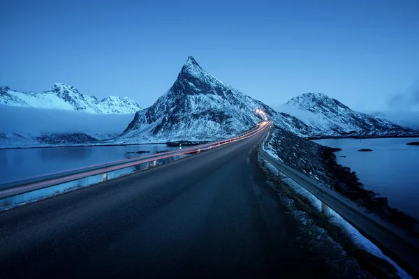 Olstind Mount e luce dell'auto. Isole Lofoten, primavera, Norwa — Foto Stock