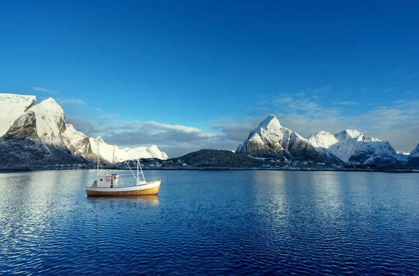 Barco de pesca e Reine Village, Lofoten Islands, Noruega — Fotografia de Stock