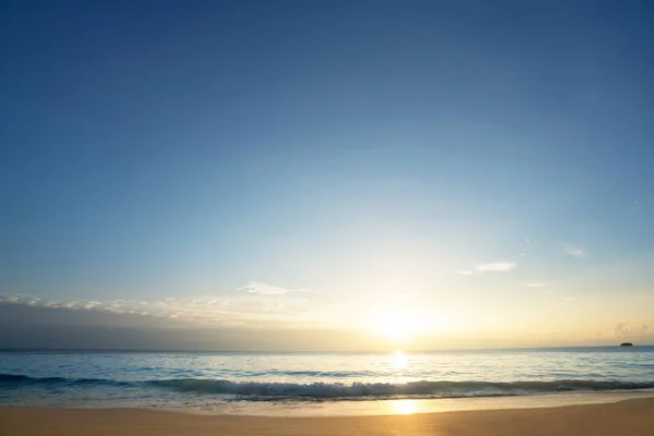 ดวงอาทิตย์ตกบนชายหาดเซเชลส์ — ภาพถ่ายสต็อก