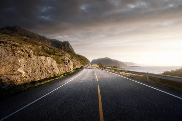 Carretera junto al mar al amanecer, isla de Lofoten, Noruega —  Fotos de Stock