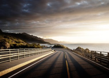 Gün doğumunda deniz kenarındaki yol, Lofoten Adası, Norveç