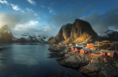 Balık tutma Hut'ta bahar günbatımı - Reine, Lofoten Adaları, Norveç