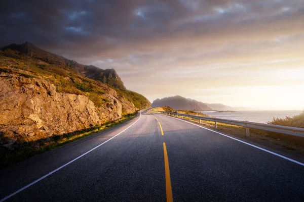 Estrada pelo mar na hora do nascer do sol, ilha Lofoten, Noruega — Fotografia de Stock