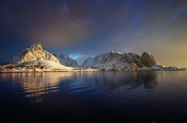 Neve em Reine Village, Lofoten Islands, Noruega — Fotografia de Stock