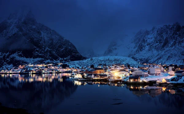 Ηλιοβασίλεμα στο Reine χωριό, νησιά Lofoten της Νορβηγίας — Φωτογραφία Αρχείου