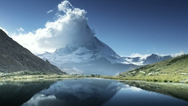 Αντανάκλαση Του Matterhorn Στη Λίμνη Riffelsee Ζερμάτ Ελβετία — Αρχείο Βίντεο