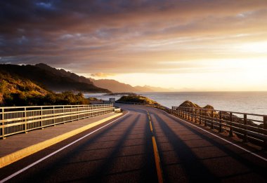 Gün doğumunda deniz kenarındaki yol, Lofoten Adası, Norveç