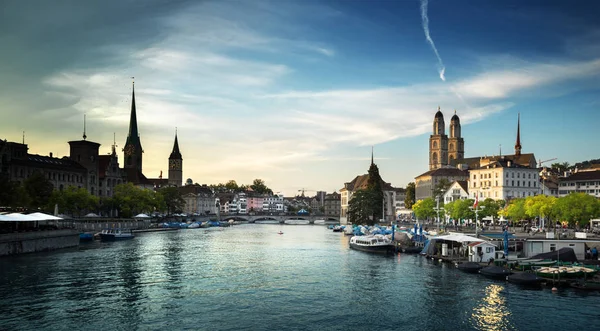 苏黎世市中心有著名的Fraumunster Grossmunster Peter和River Limmat Switzerland — 图库照片