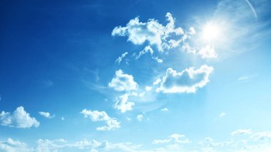 Mükemmel mavi, güneşli gökyüzünü