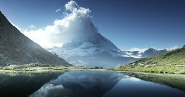 Reflection Matterhorn Lake Riffelsee Церматт Швейцария — стоковое видео