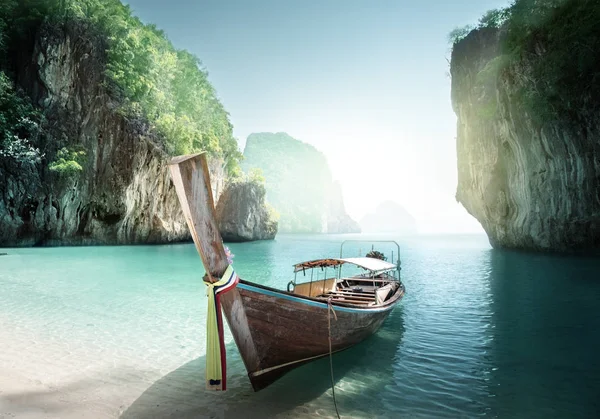 Barco en la playa, Provincia de Krabi, Tailandia — Foto de Stock