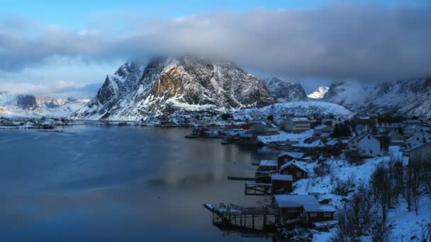Норвежском Местечке Ринг Виллидж Лоффских Островах Выпал Снег — стоковое видео
