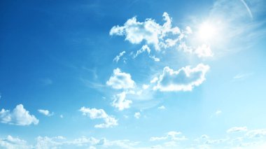 Mükemmel mavi, güneşli gökyüzünü