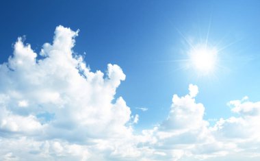 Mükemmel mavi, güneşli gökyüzünü