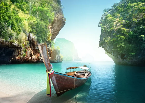 Barco na praia, província de Krabi, Tailândia — Fotografia de Stock