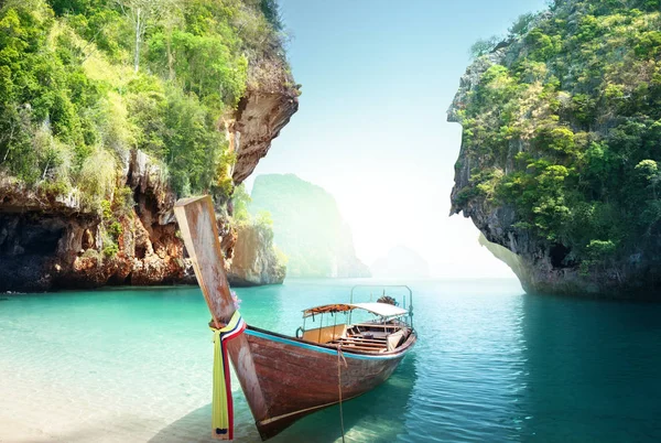 Barco na praia, província de Krabi, Tailândia — Fotografia de Stock