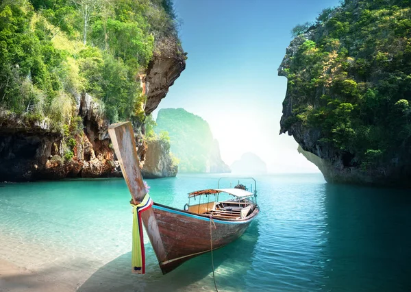 Boat on the beach , Krabi province, Thailand — Stock Photo, Image