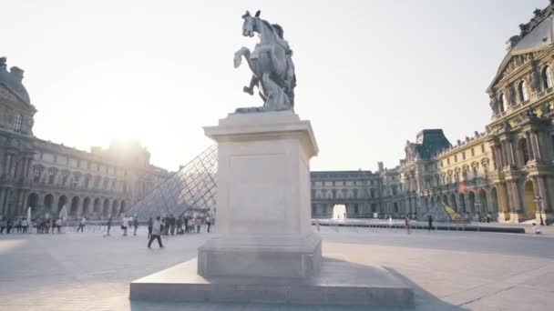 Parijs, Frankrijk - augustus 2019: Het Louvre museum, standbeeld van koning Lodewijk Xiv — Stockvideo