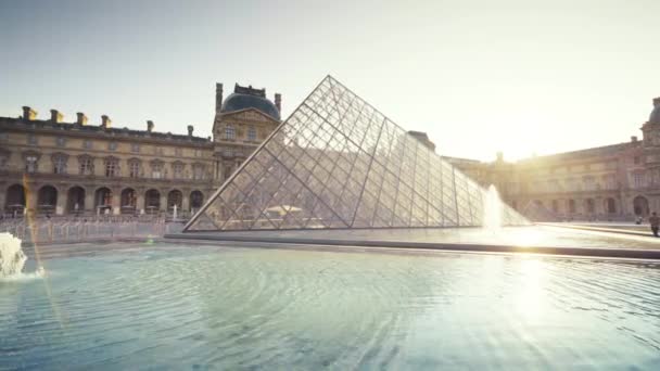 Parijs, Frankrijk - augustus 2019: De piramide van Louvre zonsopgang — Stockvideo