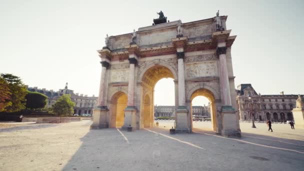 ПАРИЖ, ФРАНЦИЯ - АВГУСТА 2019: Музей Лувра, триумфальная арка — стоковое видео
