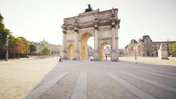 Paryż, Francja - sierpień 2019: Muzeum Luwru, łuk triumfalny — Wideo stockowe