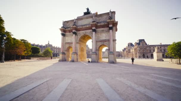 Paříž, Francie - srpen 2019: Muzeum Louvru, triumfální oblouk — Stock video