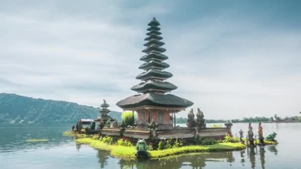 Hyper lapse Ulun Danu Templo de Beratán y el lago Beratán, Bali — Vídeos de Stock