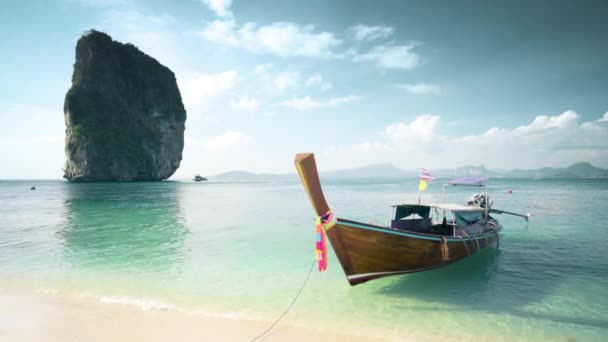 Trä longtail båt vid Koh Poda ön i Krabi provinsen. Ao Nang, Thailand — Stockvideo